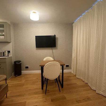 Modern Studio Apartment Лондон Экстерьер фото