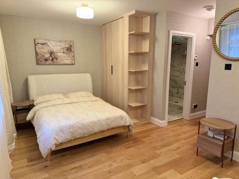 Modern Studio Apartment Лондон Экстерьер фото