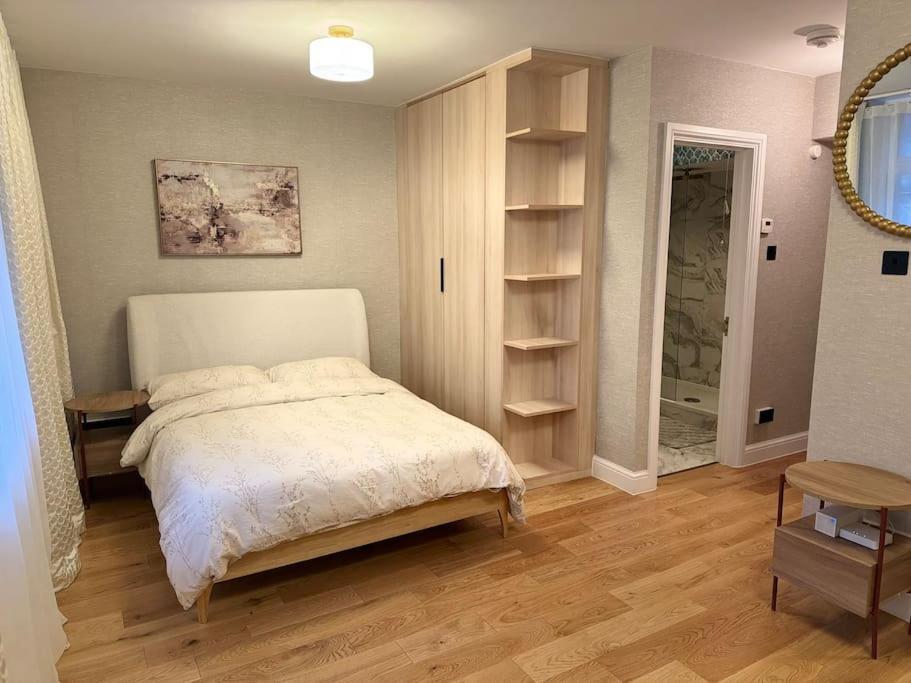 Modern Studio Apartment Лондон Экстерьер фото