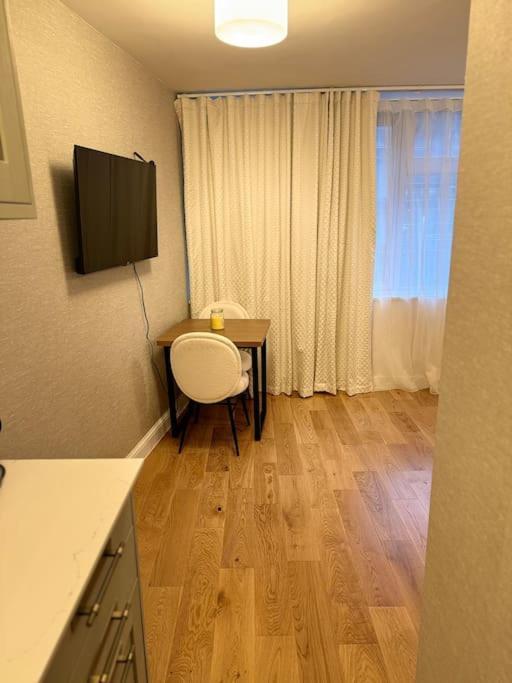 Modern Studio Apartment Лондон Экстерьер фото