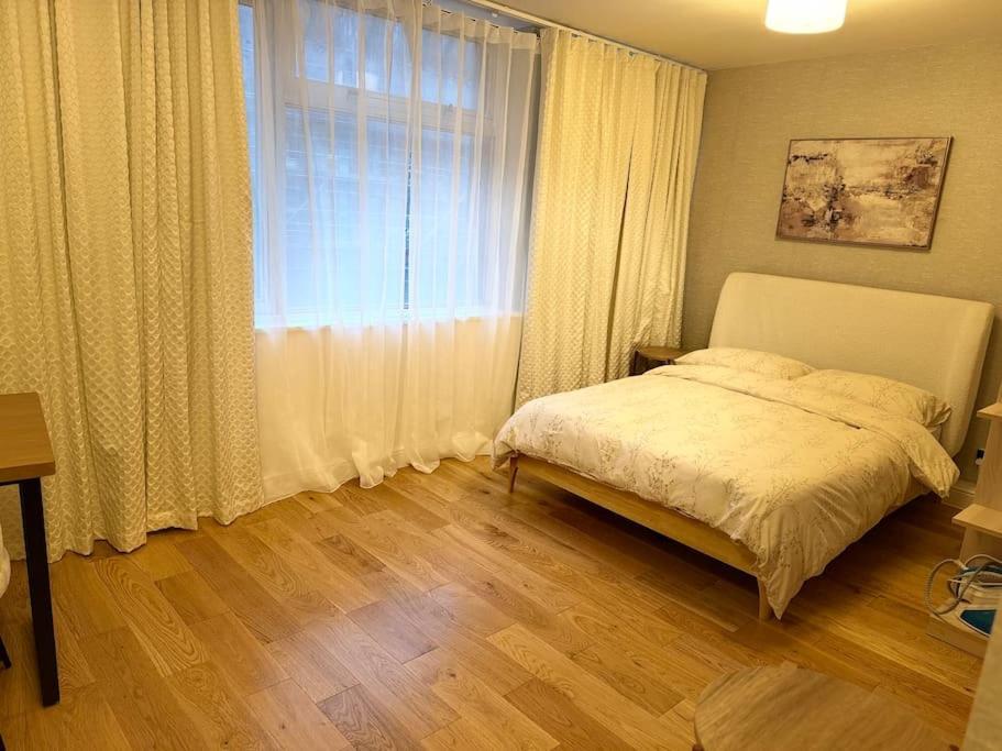 Modern Studio Apartment Лондон Экстерьер фото