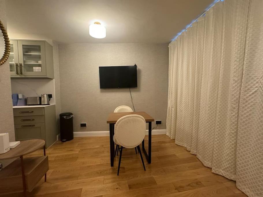 Modern Studio Apartment Лондон Экстерьер фото